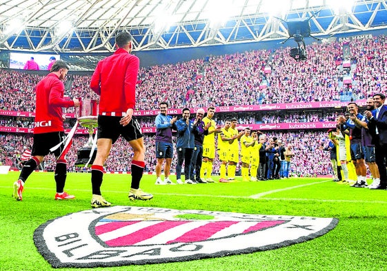 Pasillo del Villarreal al Athletic en San Mamés tras ganar la Copa la pasada temporada.