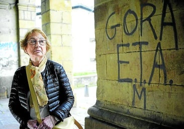 Carmen Hernández, viuda de Jesús Mari Pedrosa, retratada esta semana en los soportales de la iglesia de Santa Ana en Durango, junto a una pintada de apoyo a ETA.