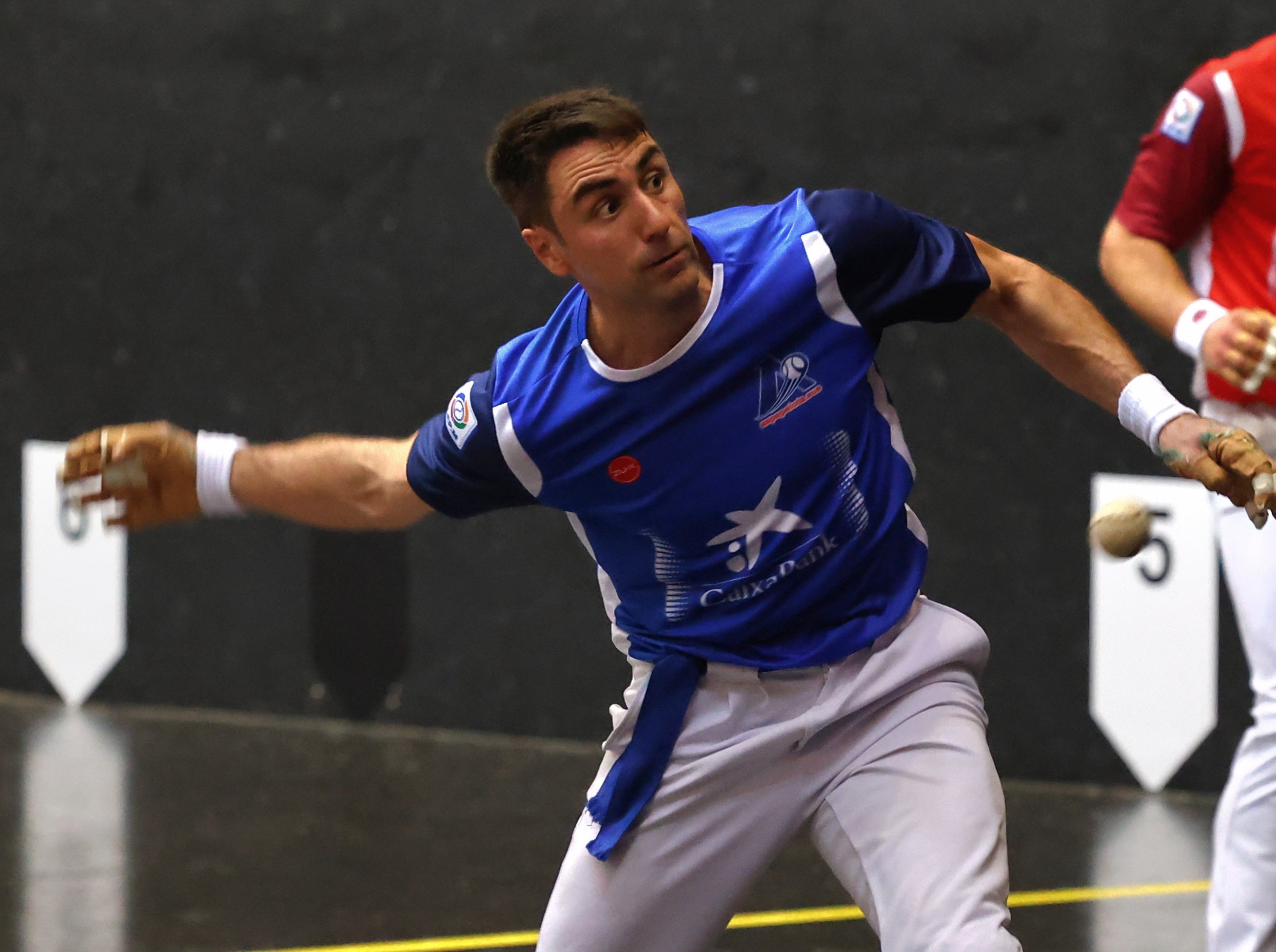 Peio Etxeberria se coloca para golpear cpon la derecha.