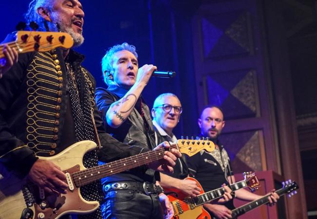 Los mástiles de las guitarras al borde del escenario.