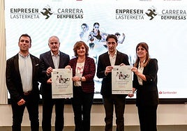 José Rodríguez (BM), Francisco Javier Aspiazu (CEBEK), Carmen Manrique (El Correo), Miguel López Valverde (Santander) e Inés Jáuregui (Coca Cola), en la presentación de la carrera.