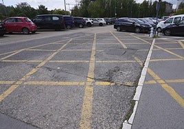 Detalle de uno de los baches del aparcamiento.