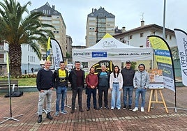 Asier Korta, concejal de Deportes; Igor Antón, organizador del reto solidario; Iñigo Hernando, alcalde de Galdakao; Christian Rodríguez, integrante de la asociación Ibilki; Eduardo Olea, presidente del club Ganguren; Amets Iturbe, concejala de Acción Social; Alfonso Requero, miembro de la Federación de Montaña de Bizkaia y Aitor González, representante de la Federación de Deporte Adaptado de Bizkaia.