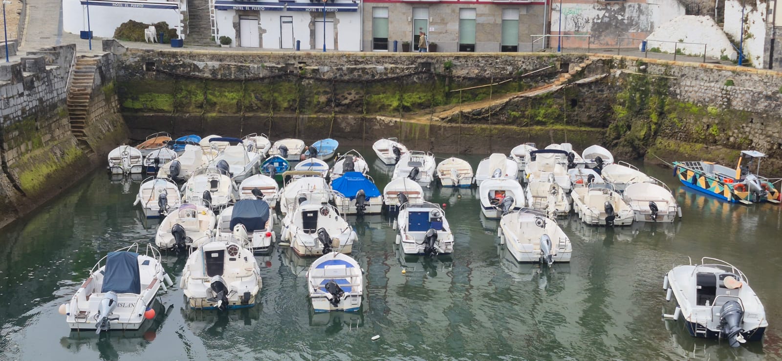 Detalle de los efectos de la erosión producidos en los muros y escaleras del muelle del puerto de Mundaka.