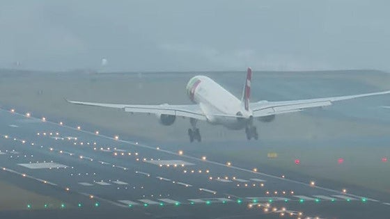 Aterrizaje frustrado de un avión en el aeropuerto más difícil de Europa