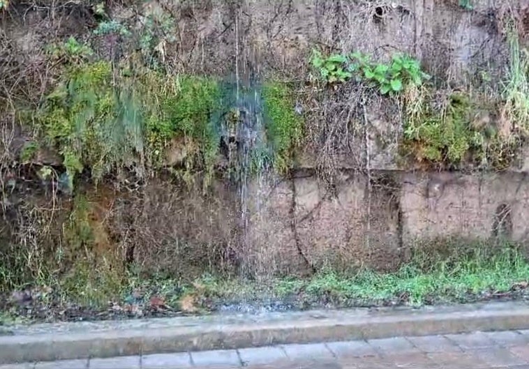 Imagen de la «catarata constante» que soporta el talud en la calle Ayuntamiento, a la altura del número 24.