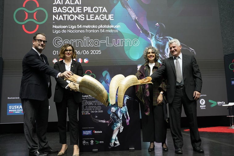 Xavier Cazaubon, Elisabete Etxanobe, Ibone Bengoetxea y Joxe Mari Mitxelena tras la presentación de la Liga de Naciones en frontón de 54 mtros que se jugará en Gernika. .