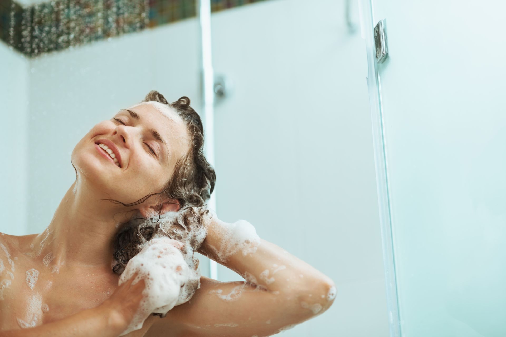 Una microbióloga desvela si es mejor ducharse por la mañana o por la noche