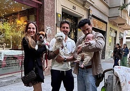 Nerea Garmendia, su marido y su pequeño, en la Gran Vía de Bilbao.