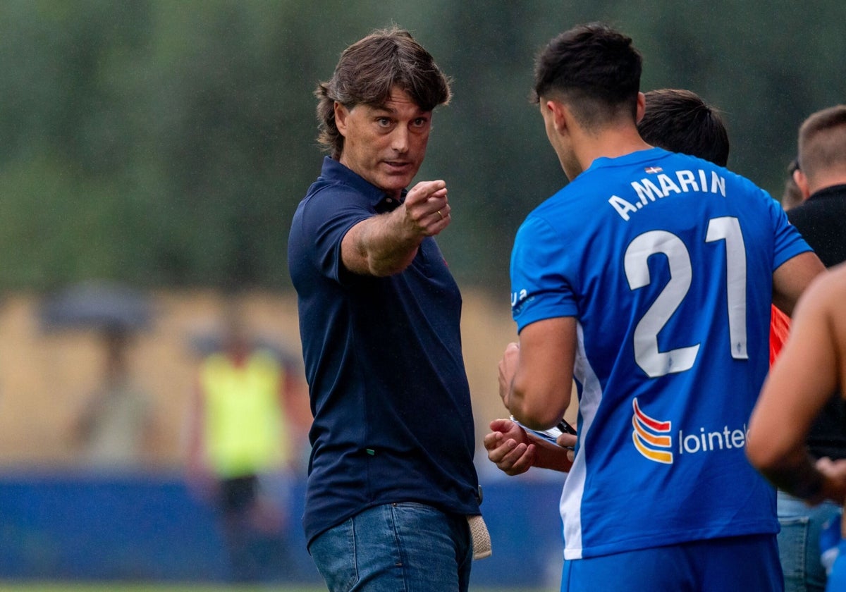 Julen Guerrero imparte instrucciones en un partido del Amorebieta.