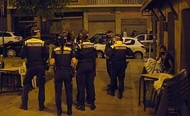 Un grupo de policias municipales de Getxo vigilan una zona de bares en Romo.