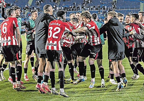 Los jugadores del Athletic celebran en el Coliseum de Getafe su clasificación matemática para la Champions. En Mestalla festejarían tres días después el cuarto puesto.