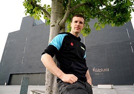 Iañki Artola, frente al frontón Bizkaia en el que jugará la final del Manomanista.