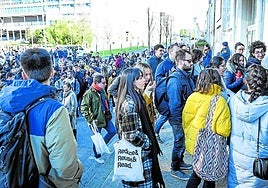 Decenas de jóvenes médicos se disponen a hacer el examen MIR, en una imagen de archivo.