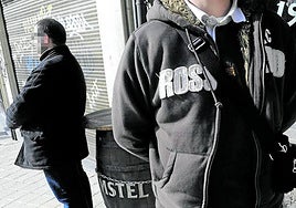 Imagen de archivo de los dos escoltas de una empresa privada de un político en una localidad alavesa.