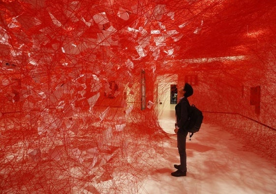 Dentro de la casa de Chiharu Shiota.