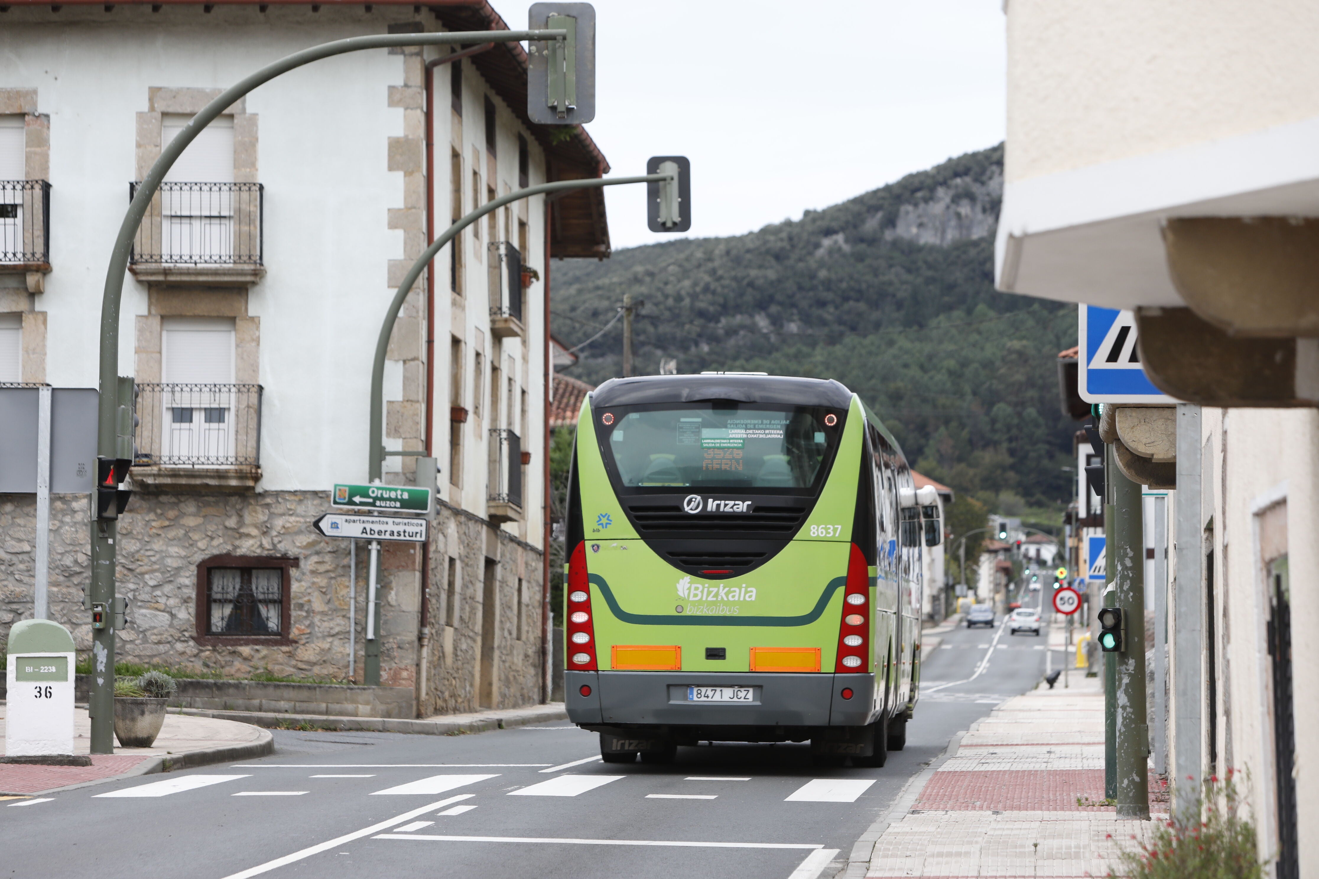 Una unidad de Bizkaibus circula por Gautegiz Arteaga.