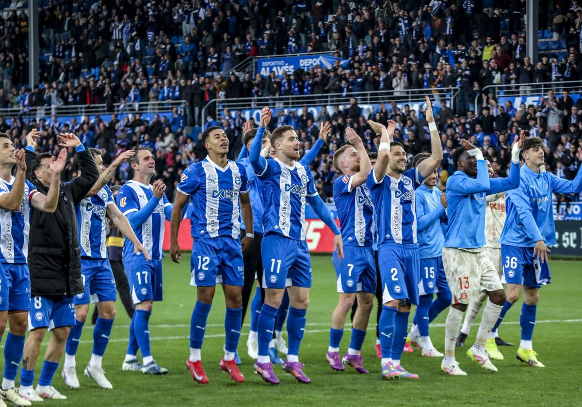 Los jugadores del Alavés celebran la victoria ante el Valencia.