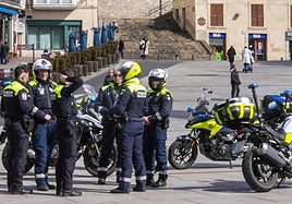 Agentes locales en la plaza de la Virgen Blanca, en Vitoria.