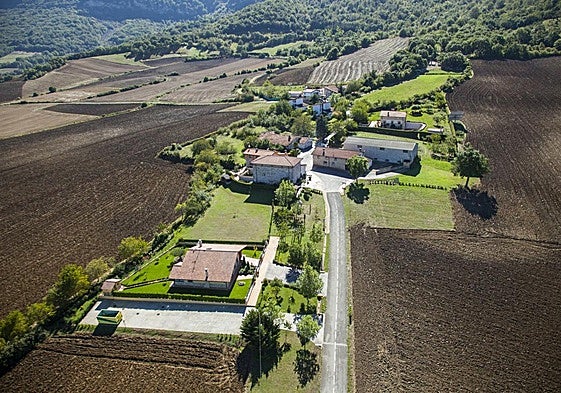 El pequeño concejo de Ibarguren pertenece a Asparrena.