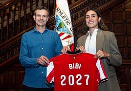 Bibi posa en Ibaigane junto al presidente Jon Uriarte.