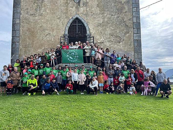 Vecinos de Mundaka posan frente a la ermita de Santa Catalina durante uno de los actos organizados por Musutruk.
