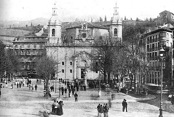 El Arenal y la iglesia de San Nicolás a finales del siglo XIX.