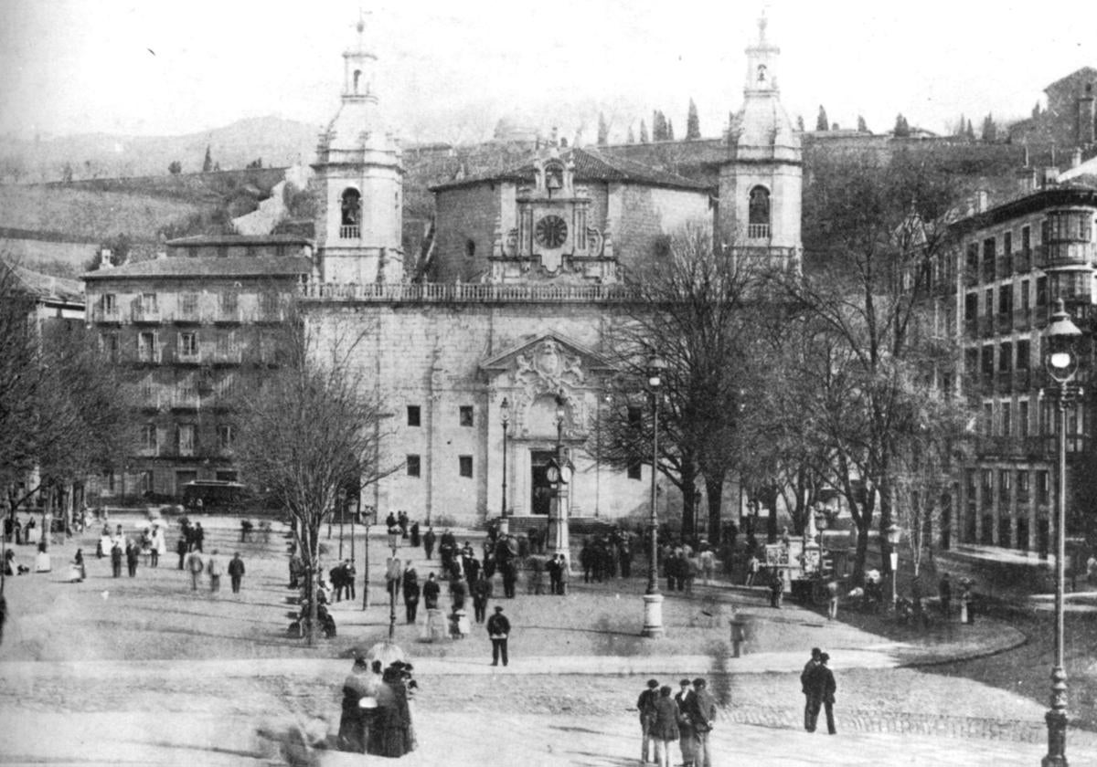 El Arenal y la iglesia de San Nicolás a finales del siglo XIX.