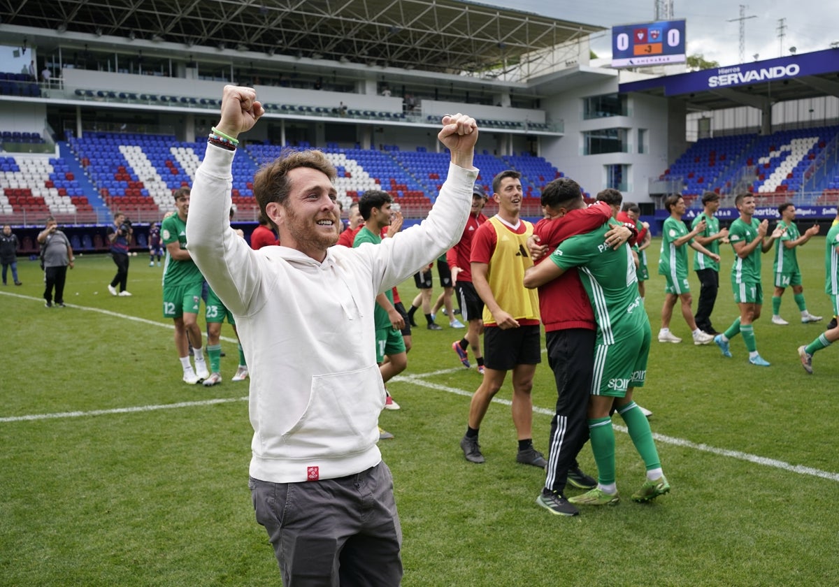 Ibai Gómez celebra el ascenso a Primera RFEF en el estadio de Ipurua.