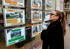 Anuncios de viviendas disponibles en una inmobiliaria de Bilbao.