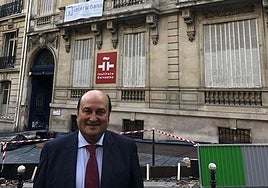 El expresidente del EBB, Andoni Ortuzar, posa ante el palacete de la Avenida Marceau.