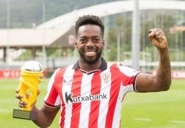 Iñaki Williams posa en Lezama con el trofeo.