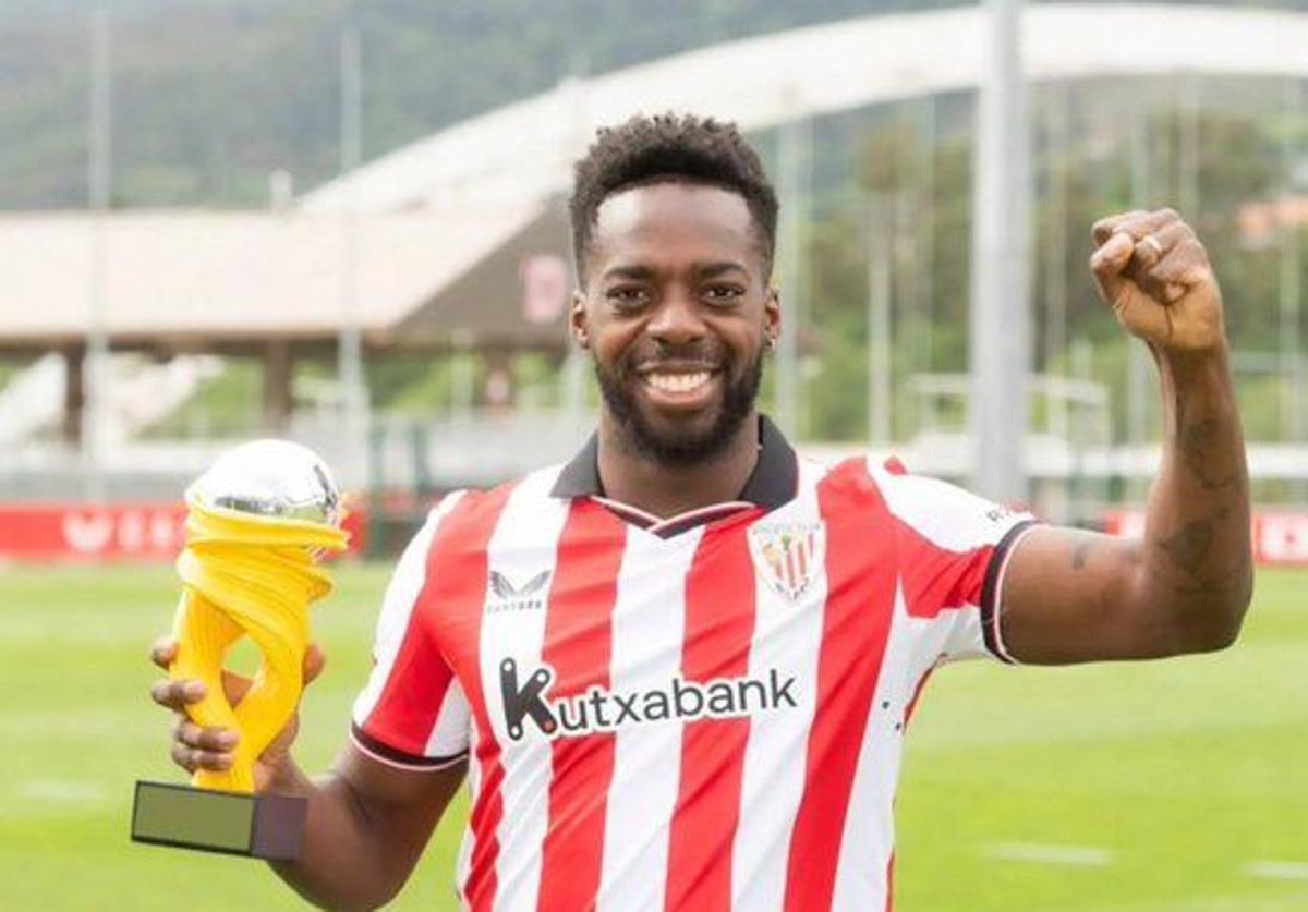 Iñaki Williams posa en Lezama con el trofeo.