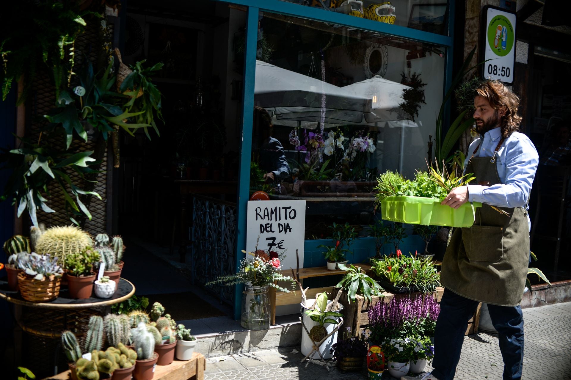 Edu cambia de vida y abre la única floristería de La Peña para que florezca el barrio