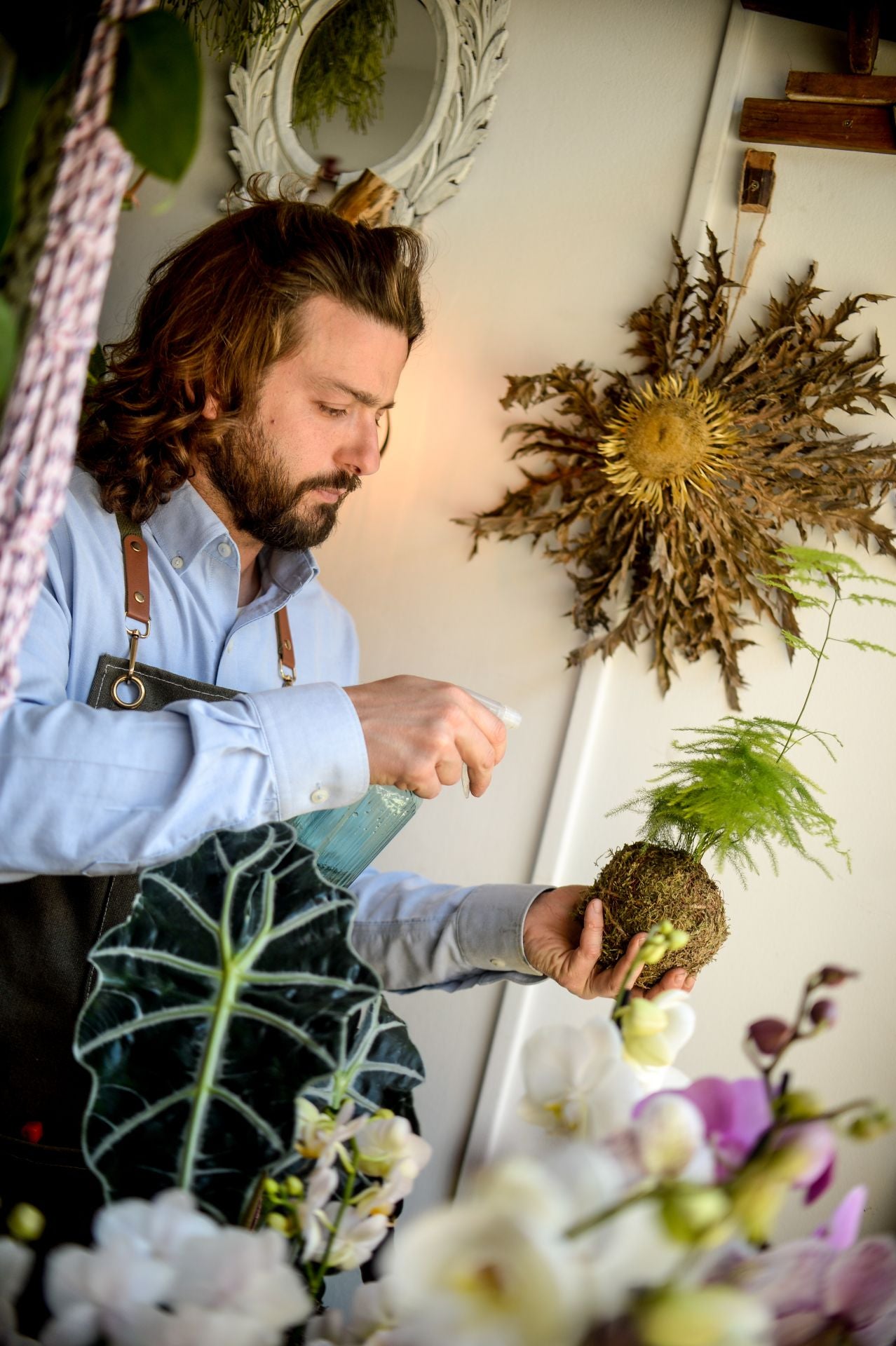 Edu cambia de vida y abre la única floristería de La Peña para que florezca el barrio