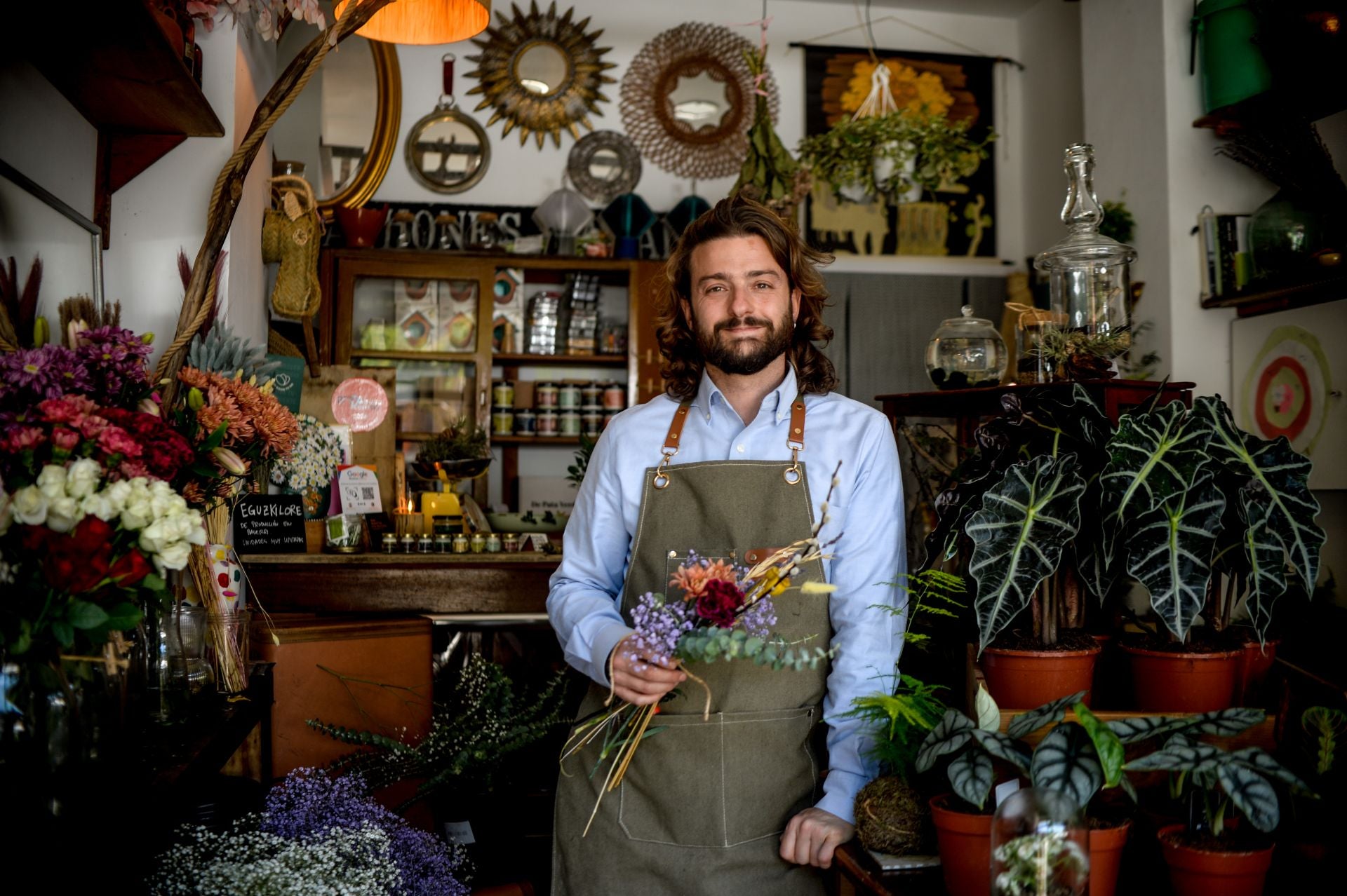 Edu cambia de vida y abre la única floristería de La Peña para que florezca el barrio