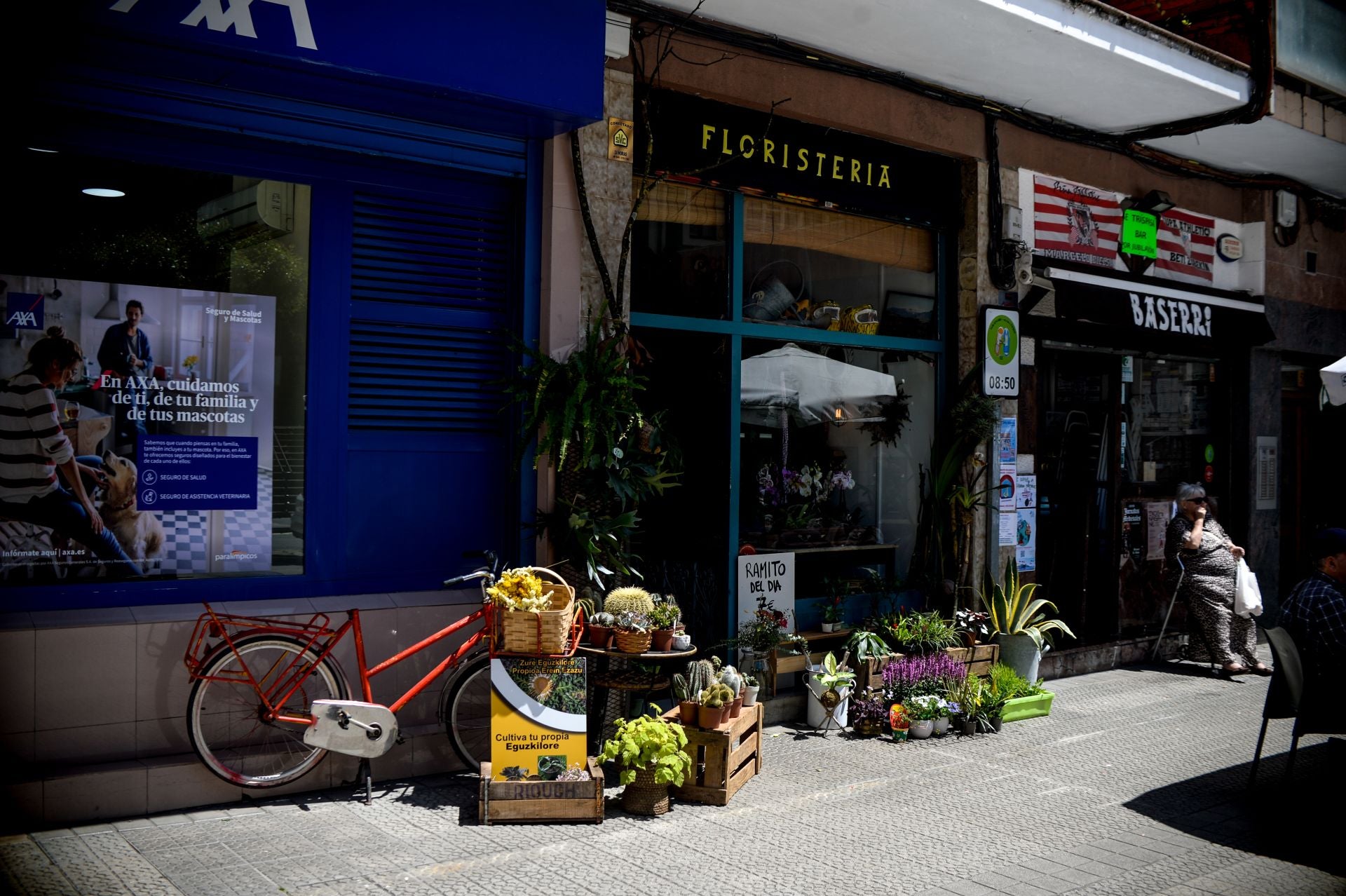 Edu cambia de vida y abre la única floristería de La Peña para que florezca el barrio