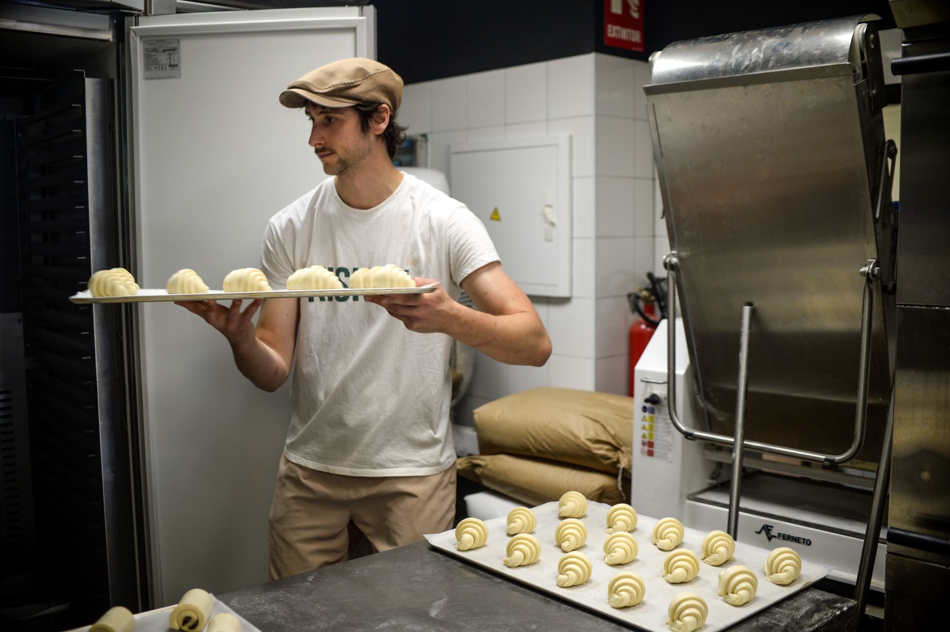 La bilbaína y el madrileño que lo dejaron todo para abrir una panadería de barrio en el centro de Bilbao