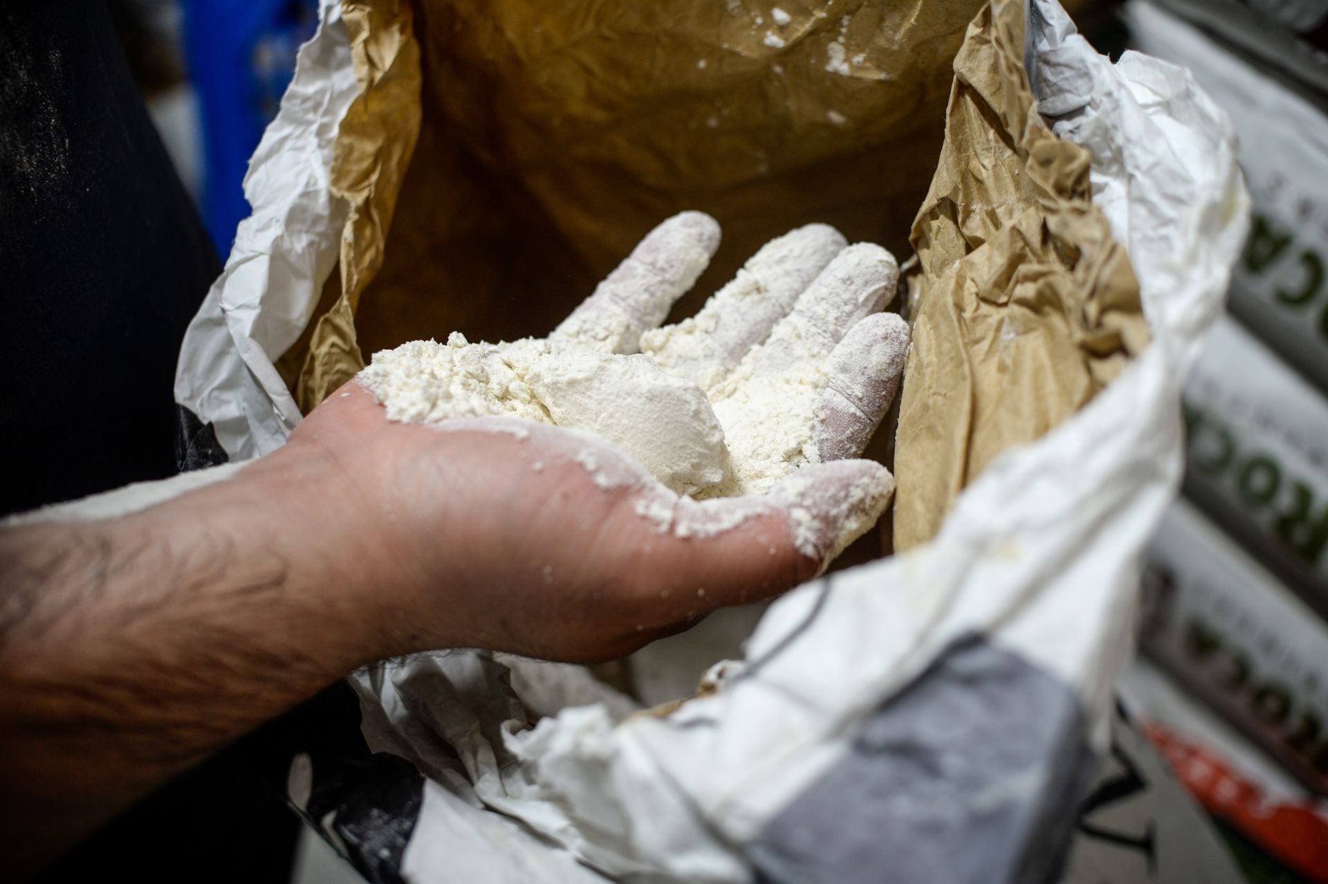 La bilbaína y el madrileño que lo dejaron todo para abrir una panadería de barrio en el centro de Bilbao