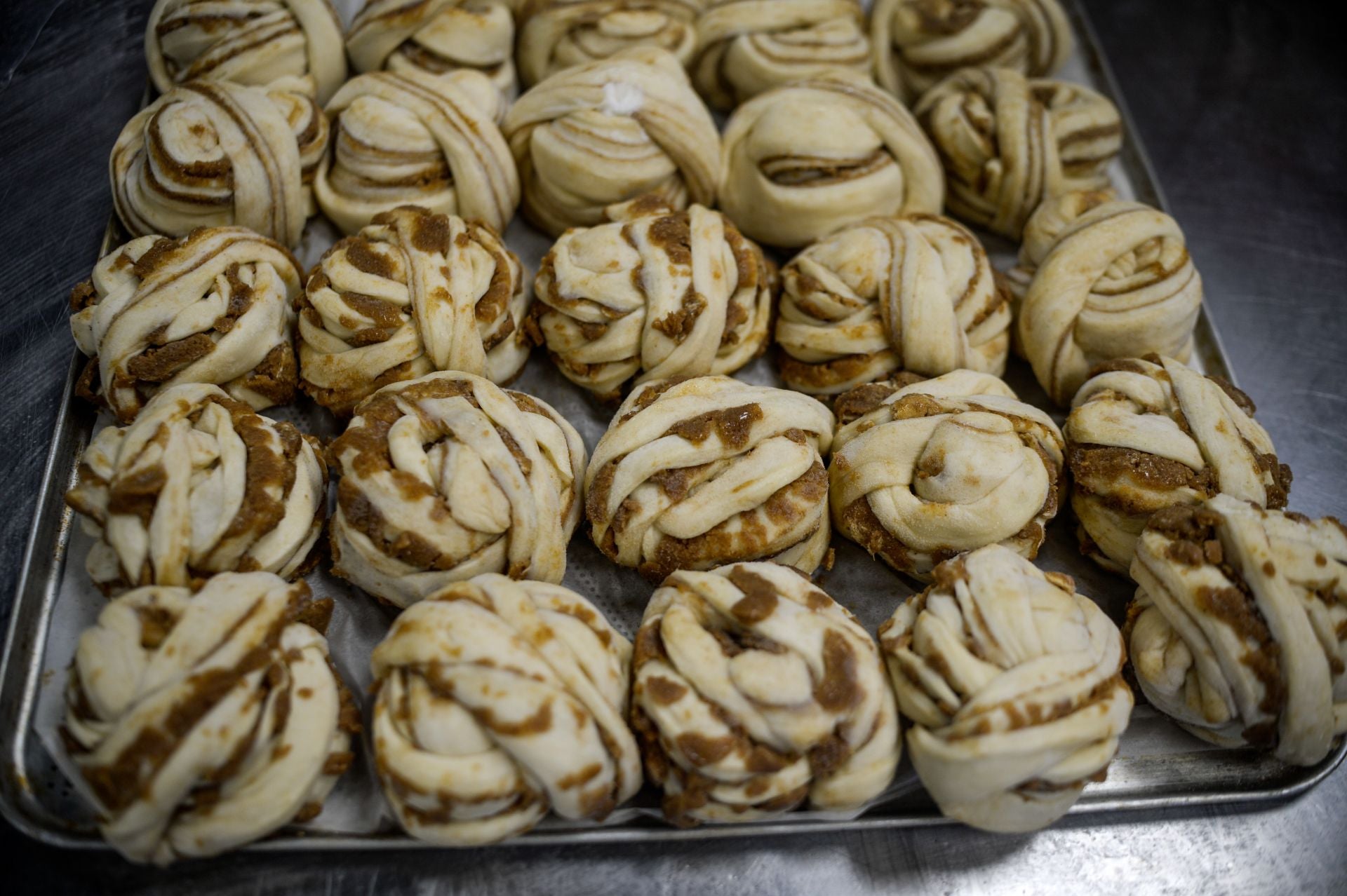 La bilbaína y el madrileño que lo dejaron todo para abrir una panadería de barrio en el centro de Bilbao