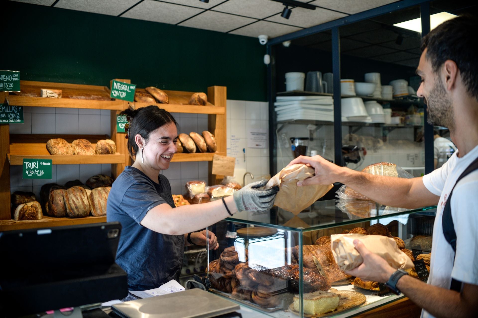 La bilbaína y el madrileño que lo dejaron todo para abrir una panadería de barrio en el centro de Bilbao