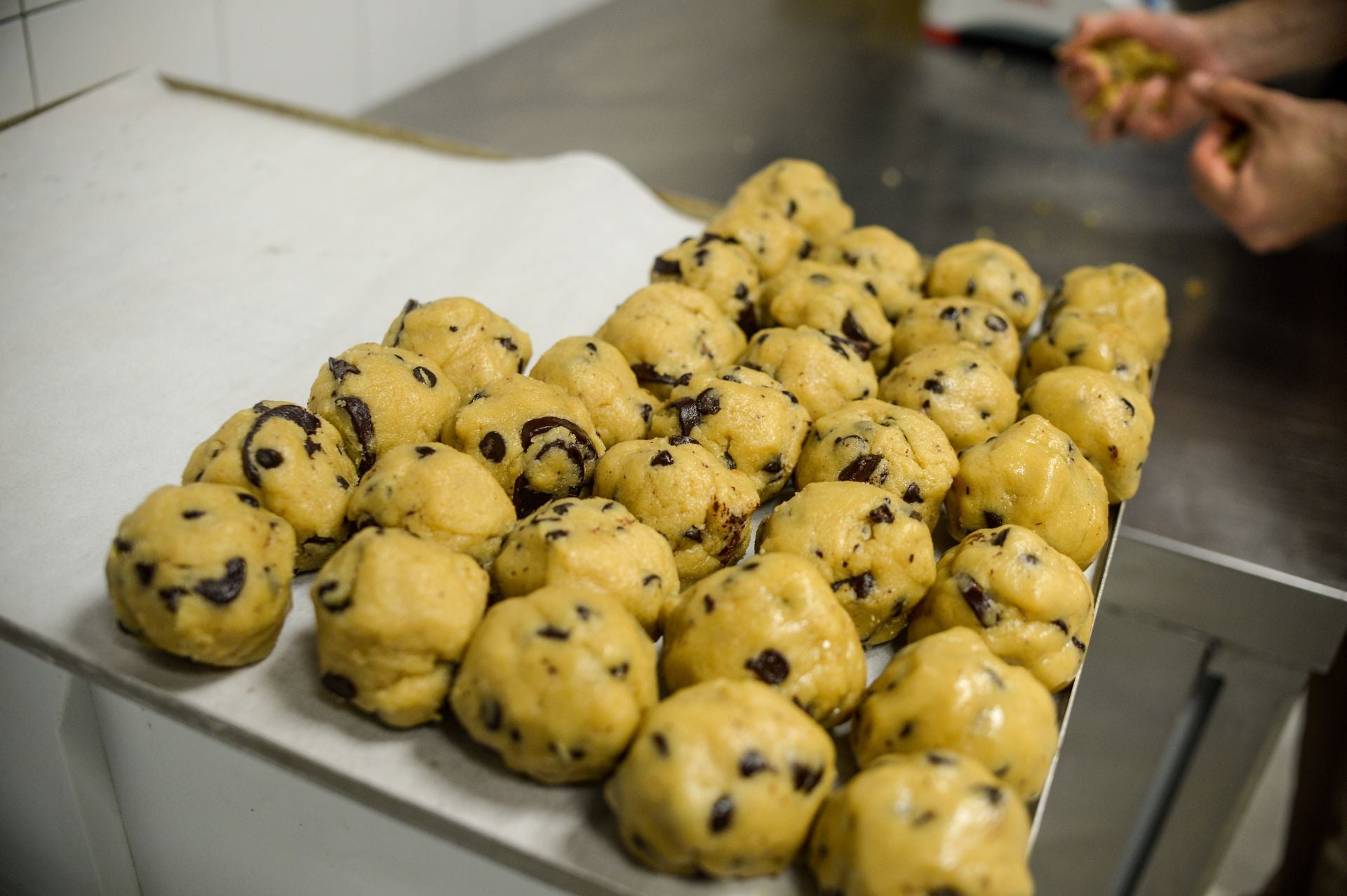 La bilbaína y el madrileño que lo dejaron todo para abrir una panadería de barrio en el centro de Bilbao