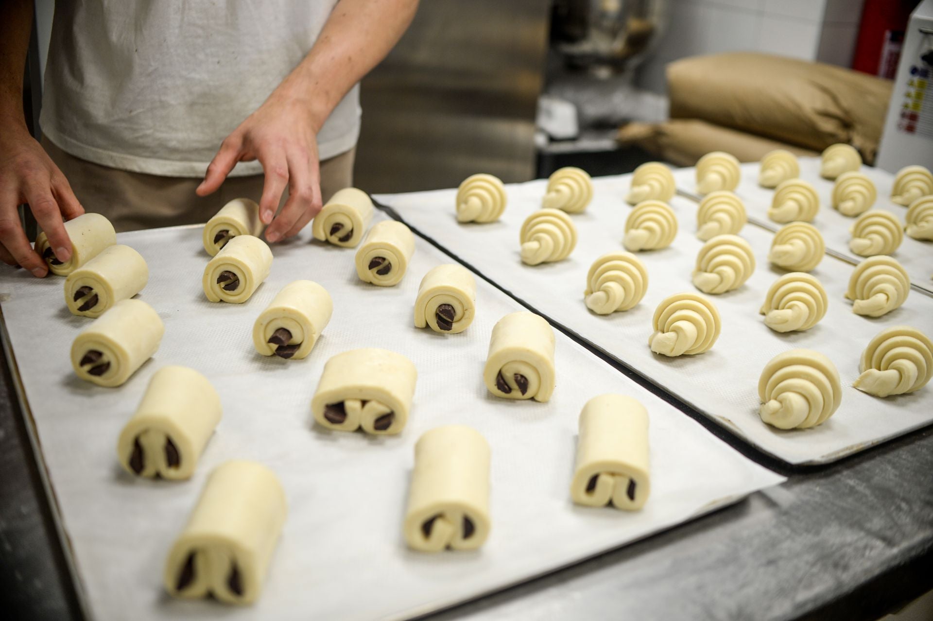 La bilbaína y el madrileño que lo dejaron todo para abrir una panadería de barrio en el centro de Bilbao