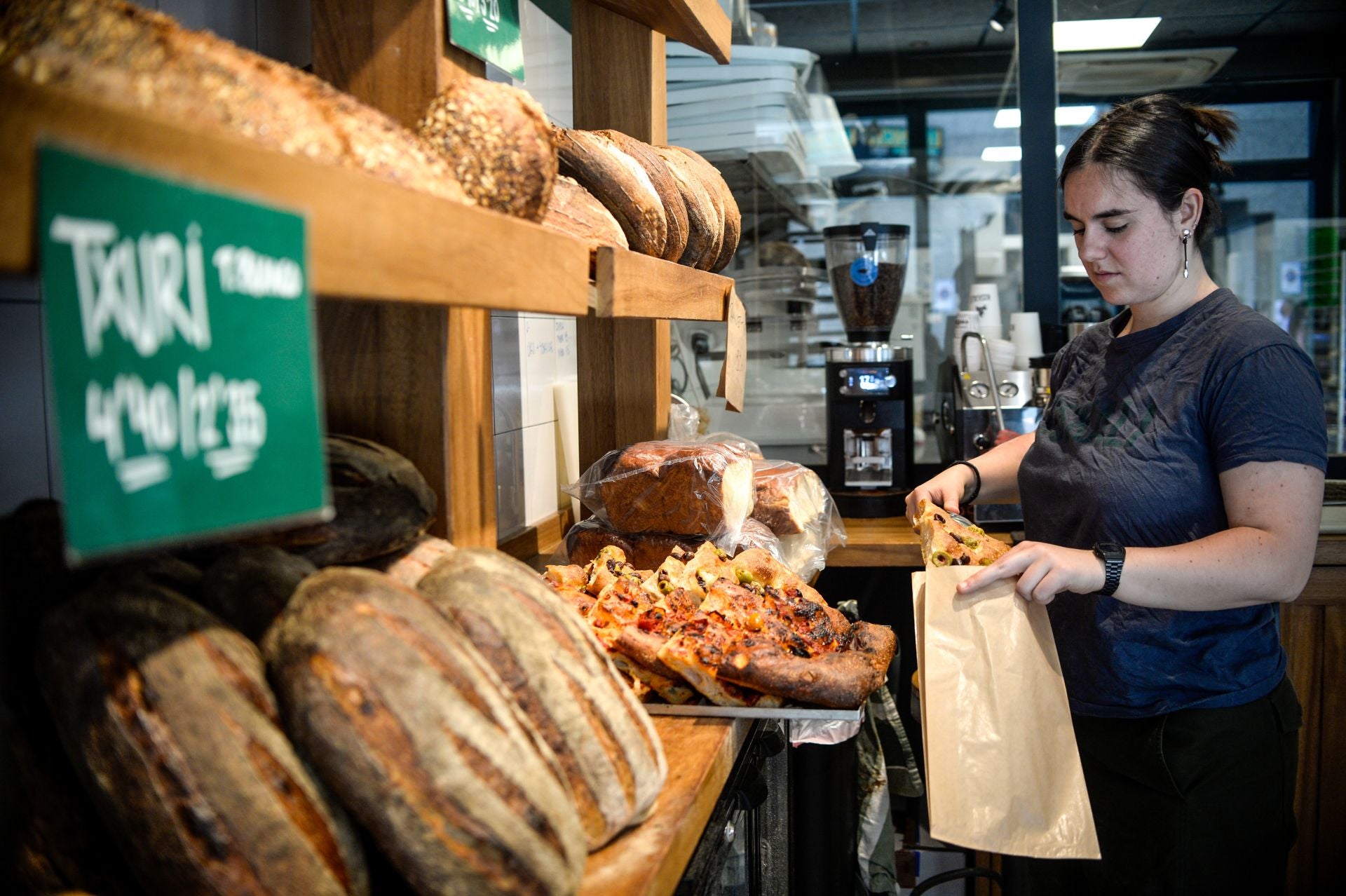 La bilbaína y el madrileño que lo dejaron todo para abrir una panadería de barrio en el centro de Bilbao