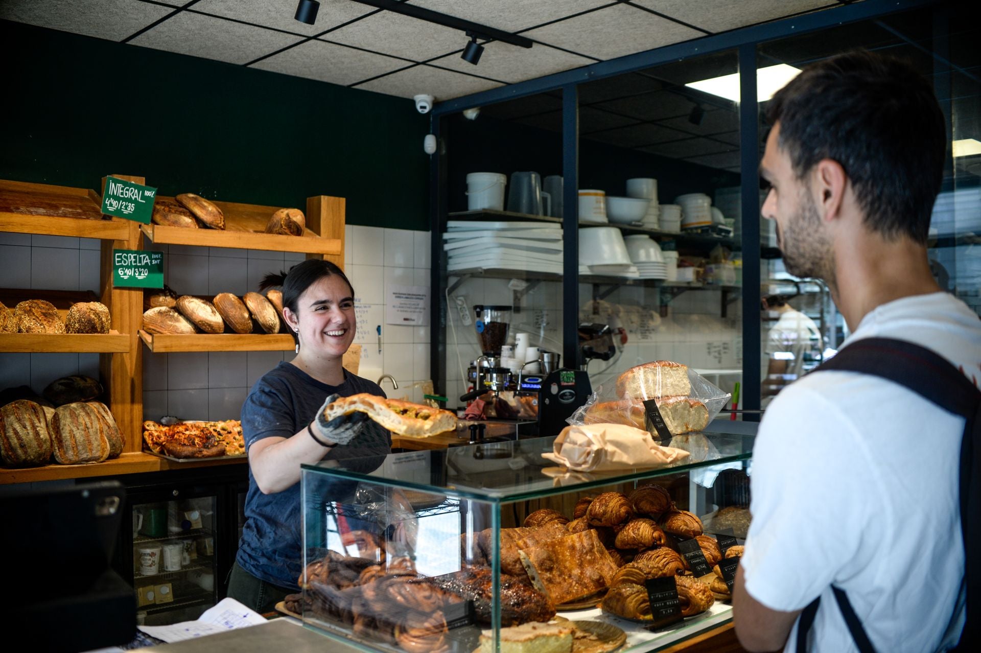 La bilbaína y el madrileño que lo dejaron todo para abrir una panadería de barrio en el centro de Bilbao