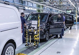 Trabajadores en la cadena de producción de Mercedes-Benz Vitoria
