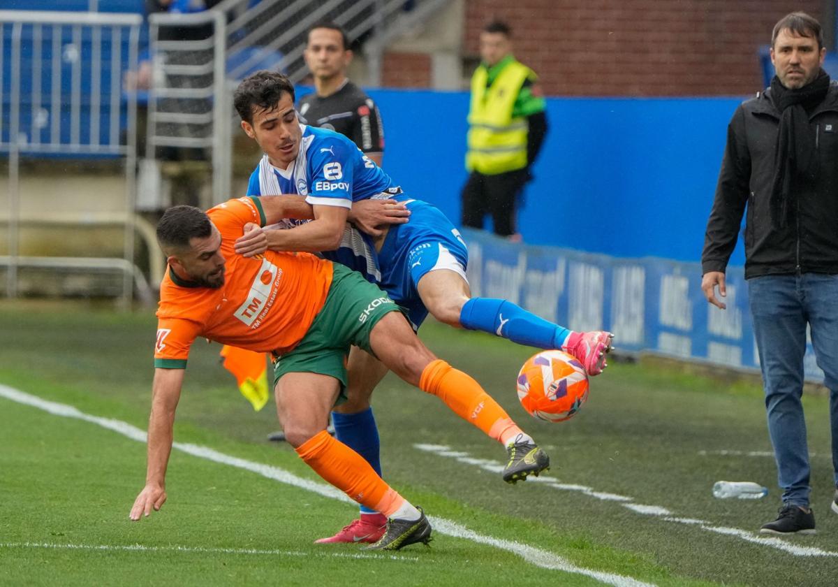 Manu Sánchez pugna con Luis Rioja en el duelo ante el Valencia.