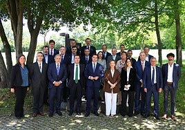 Imanol Pradales y Eider Mendoza junto a representante políticos e institucionales en la celebración de la asamblea de Aefame en Chillida Leku.