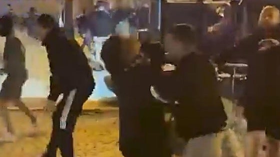 Dos ultras del Betis agreden a otro de su propio equipo en los enfrentamientos con los hooligans del Chelsea
