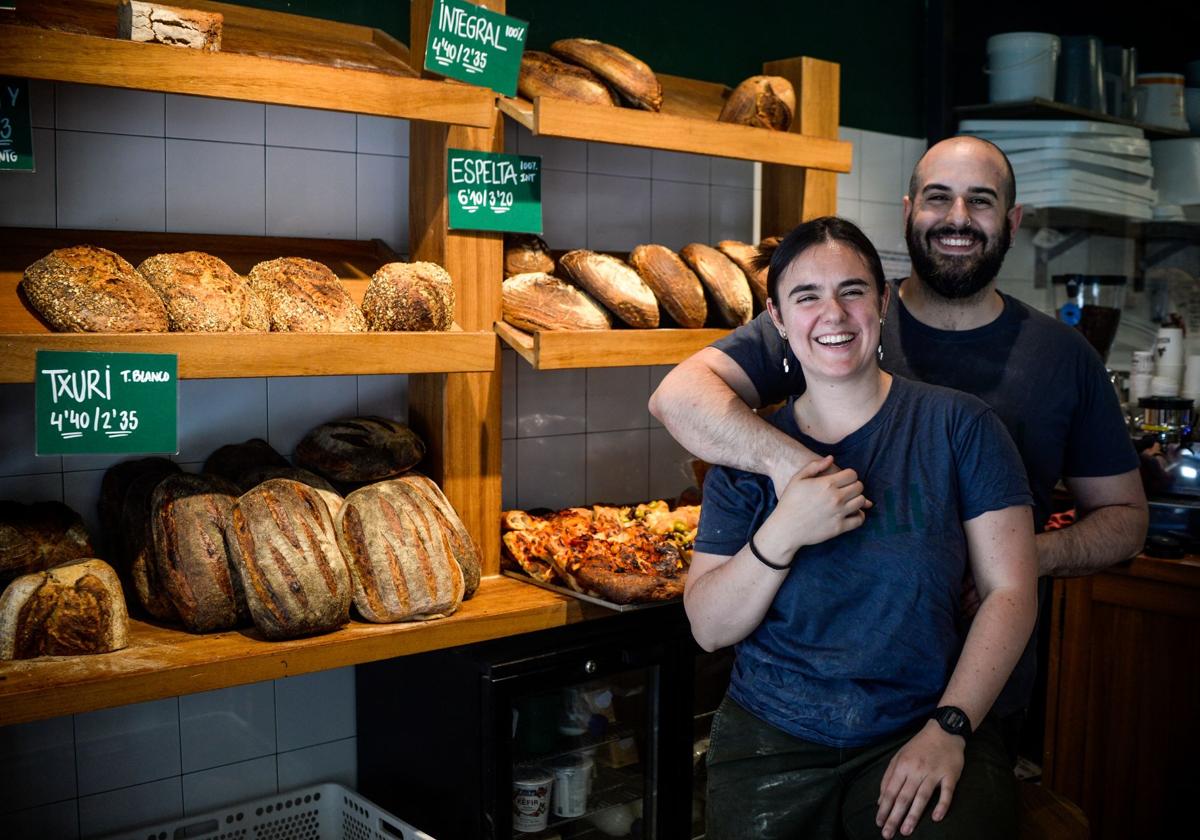 La bilbaína y el madrileño que lo dejaron todo para abrir una panadería de barrio en el centro de Bilbao